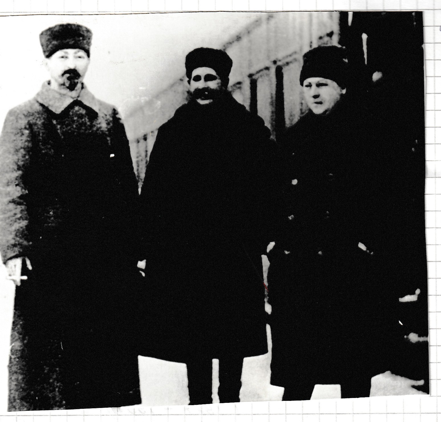 Ф. Э. Дзержинский; Беленький (Виленский?); папа. Подписи автора справа от снимка.