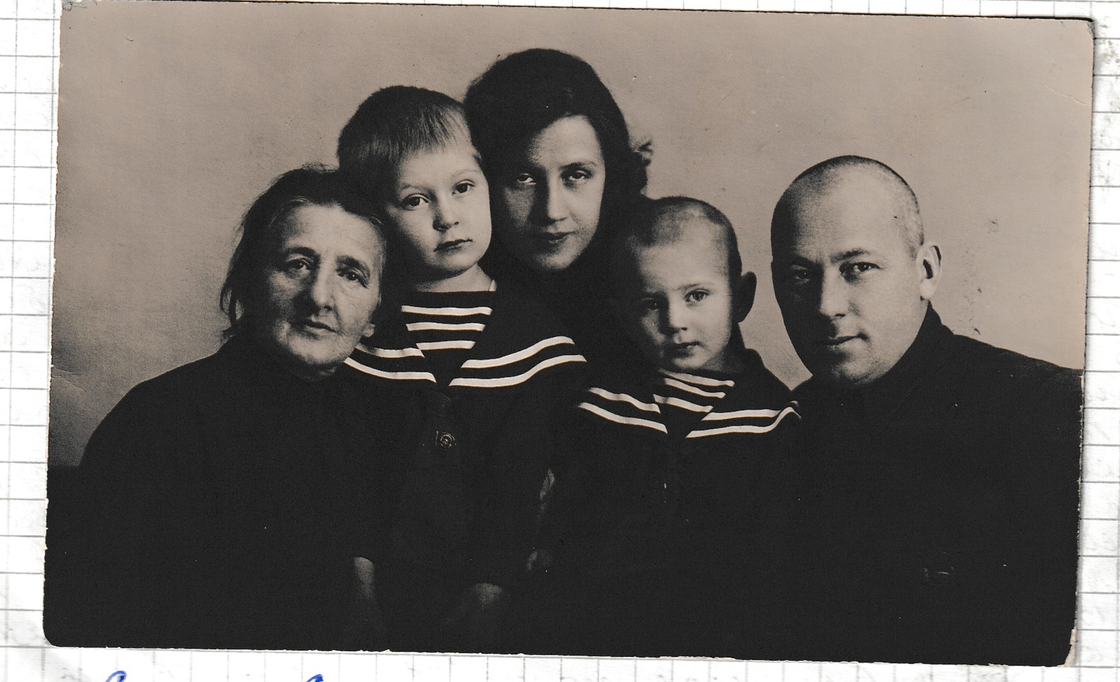 Ноябрь 1925. Семья Самсоновых: бабушка Вера Осиповна Соловьёва, Женя, мама (ей 25 лет), Тёма, папа (ему 37 лет). «Меня ещё не было».