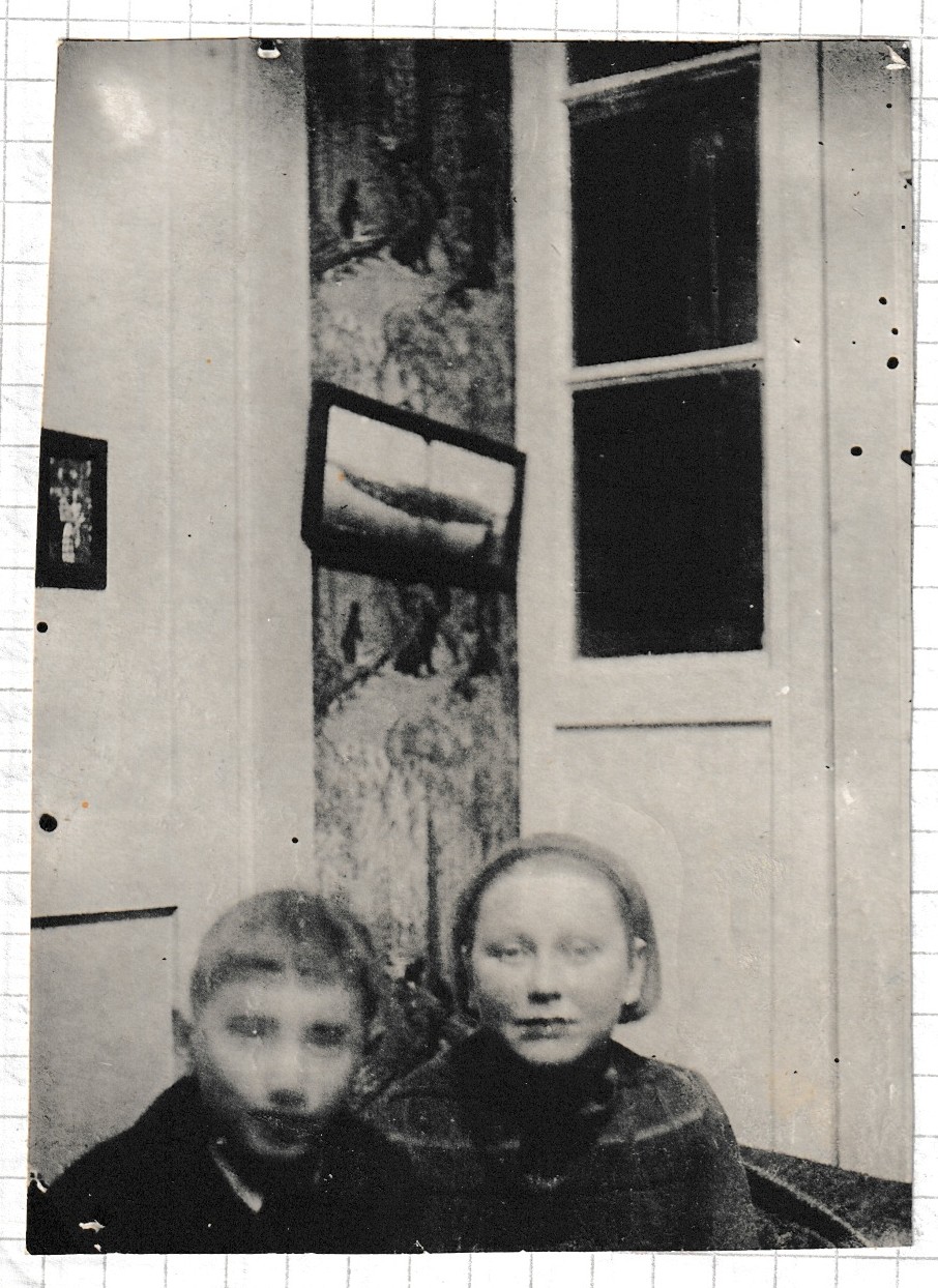 «Моя фотография. 1938. Паша и я в нашей столовой в кв. 223, 12 подъезд».